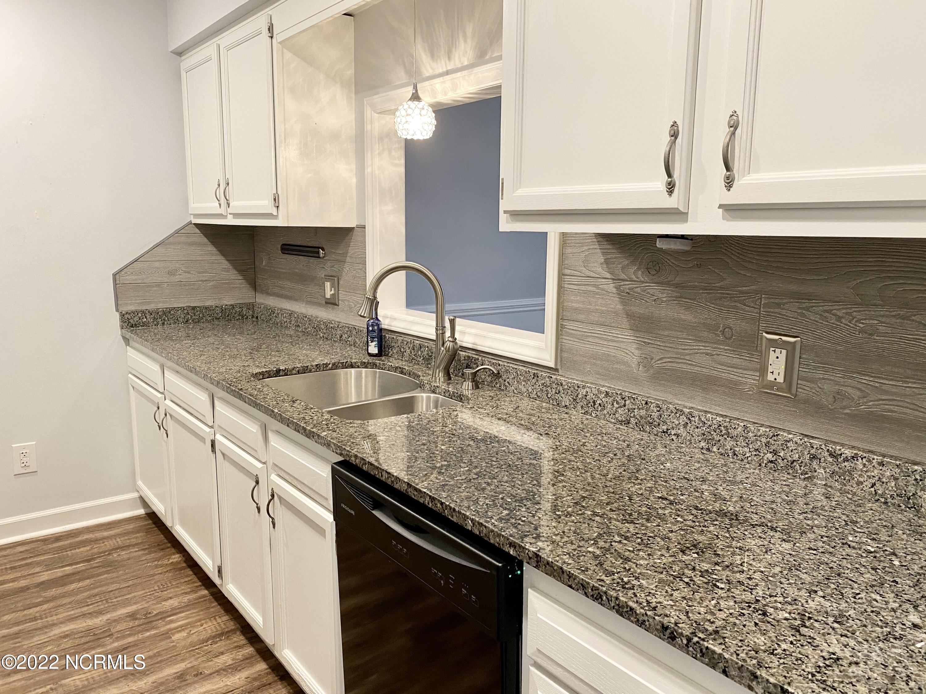 2060 Quail Ridge Road, Unit E Greenville, NC 27858 - Photo 7 of 31 IMG_0471