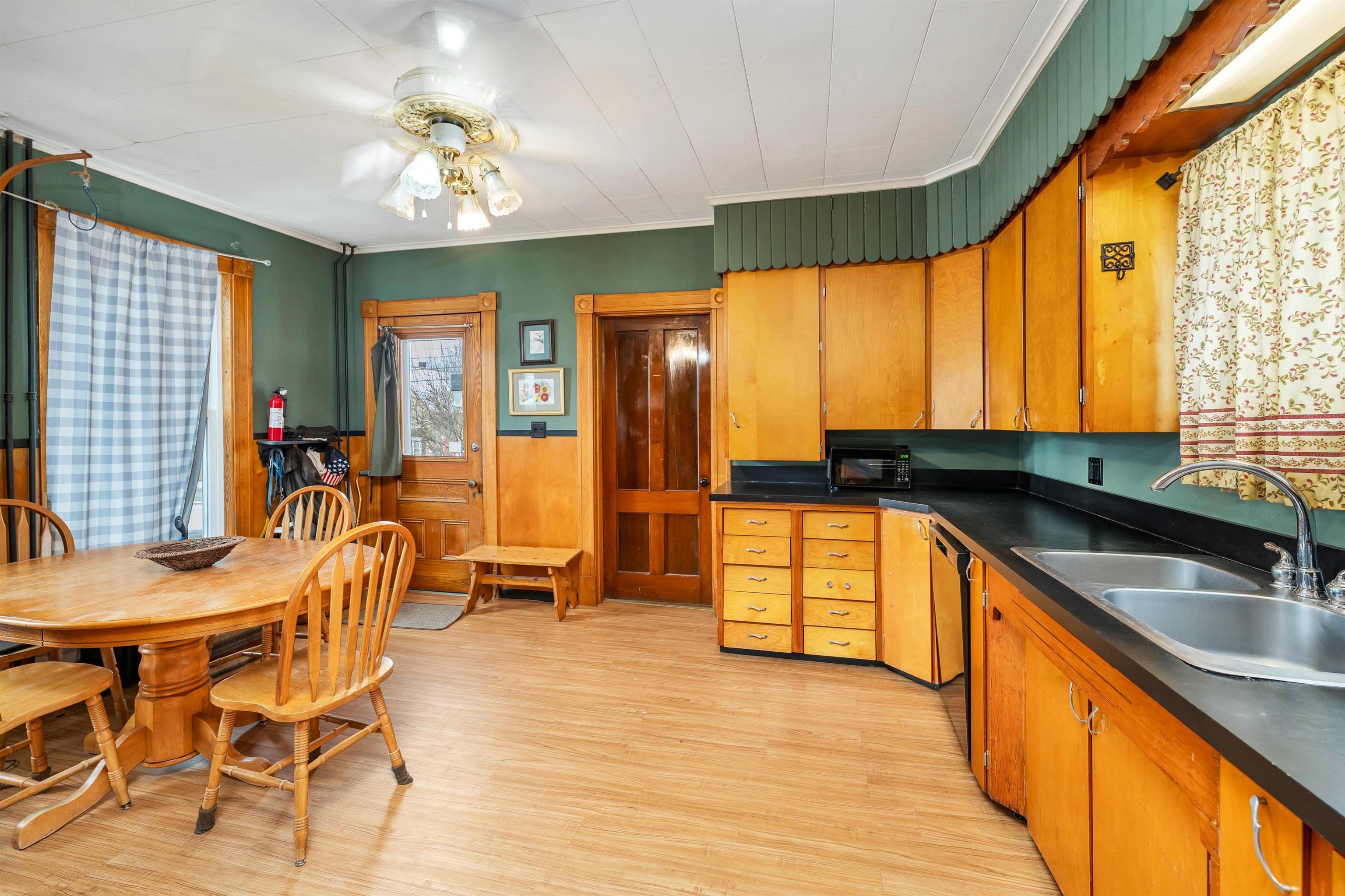 405 Elm Street Laconia, NH 03246 - Photo 10 of 54