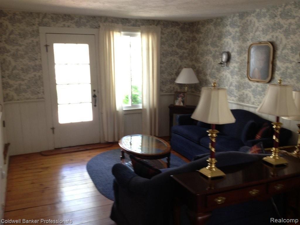 778 East Square Lake Road Bloomfield Hills, MI 48304 - Photo 12 of 20 living4.JPG