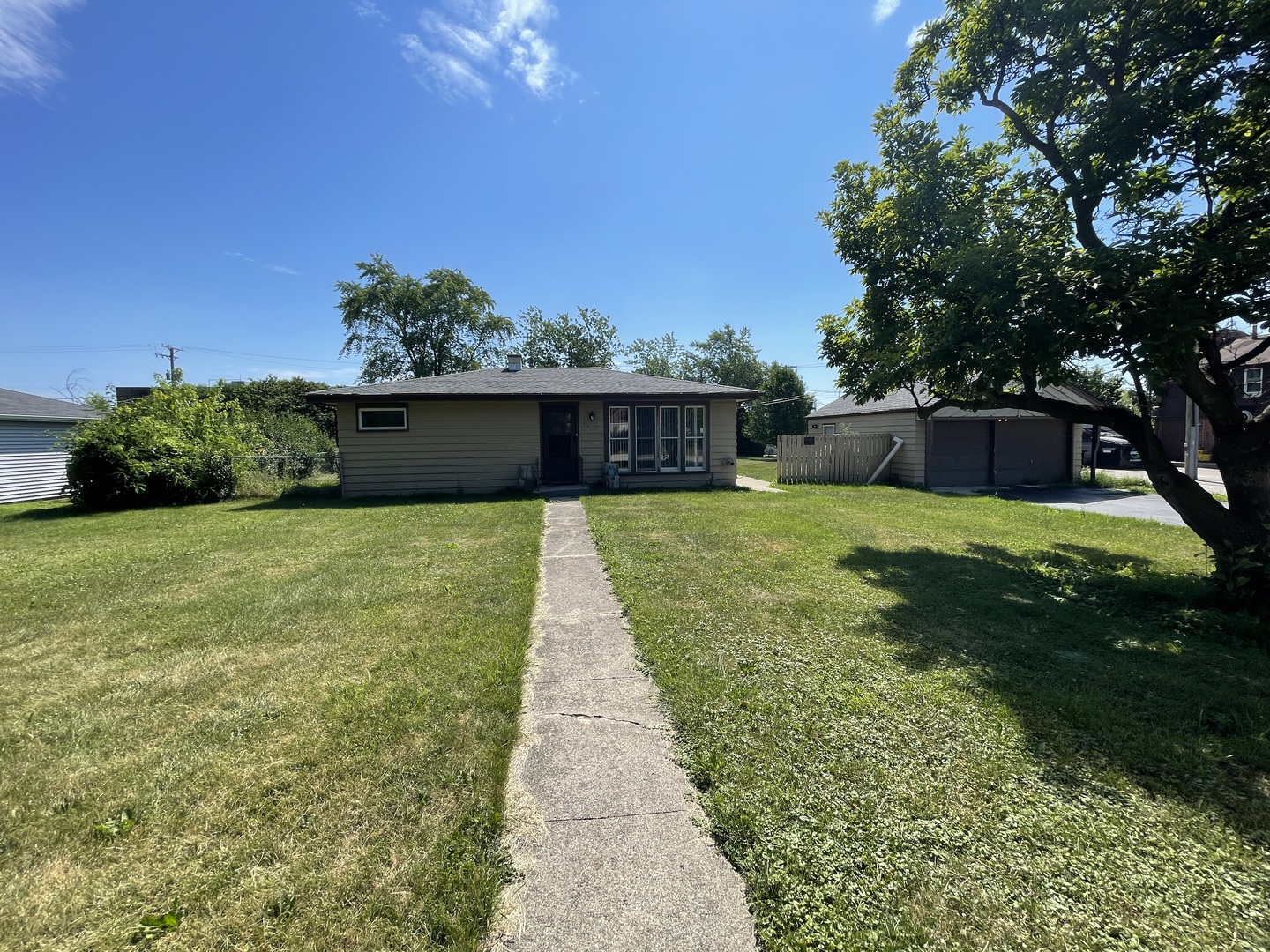 11 Shagbark Road Lake Bluff, IL 60044 - Photo 19 of 20 a view of a swimming pool with a patio