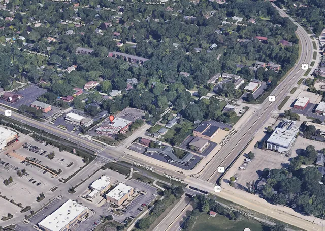 en empty room with windows and ceiling fan