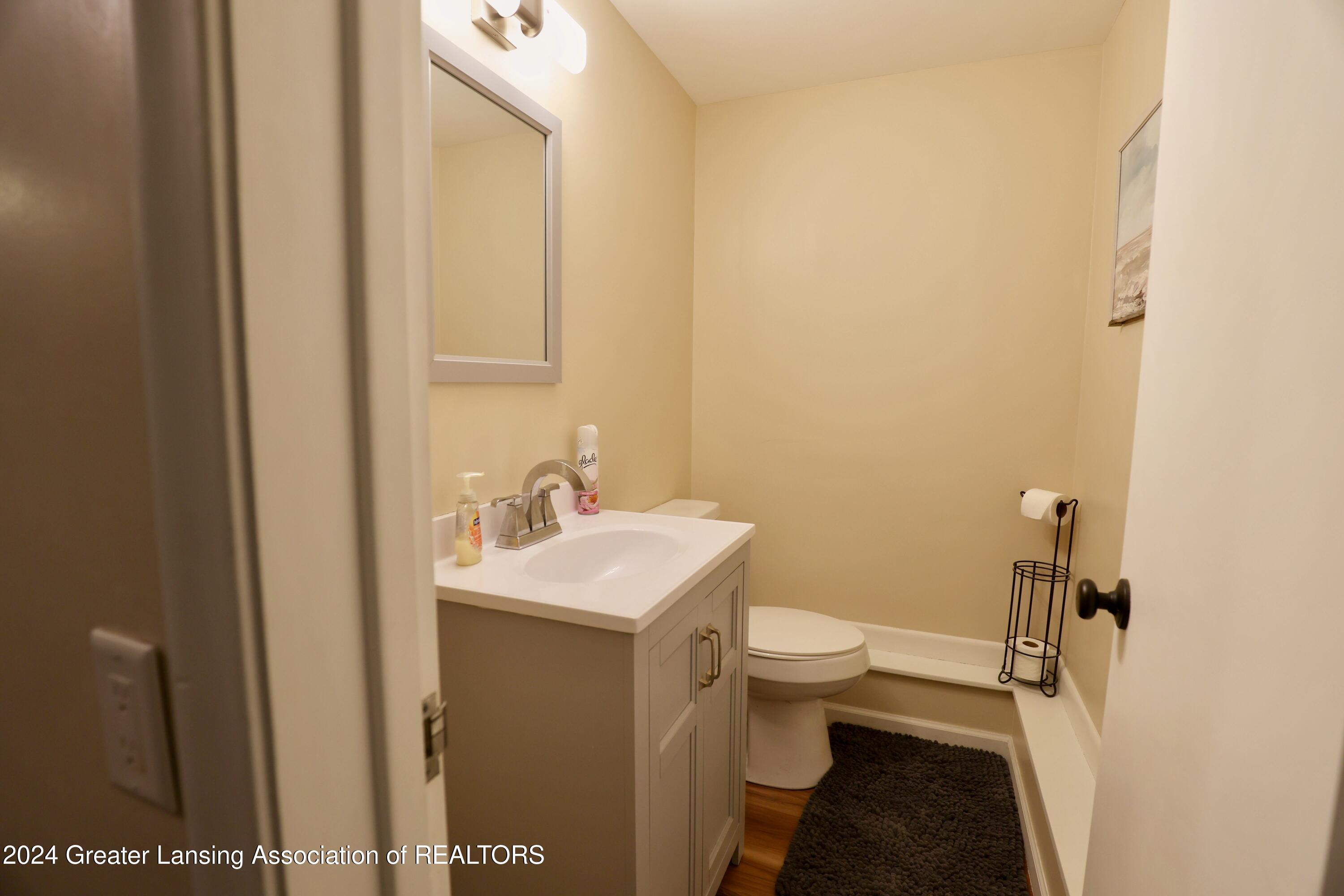 2505 Chatham Road Lansing, MI 48910 - Photo 15 of 31 Bathroom 1st floor