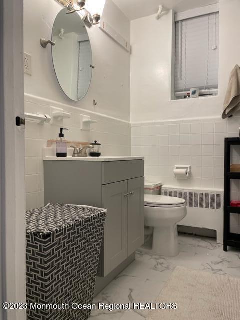 293 Spring Street, Unit 16A Red Bank, NJ 07701 - Photo 13 of 15 a bathroom with a toilet a sink and mirror