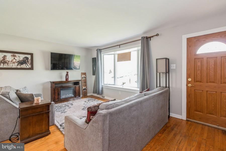 795 Garden Road Warminster, PA 18974 - Photo 2 of 25