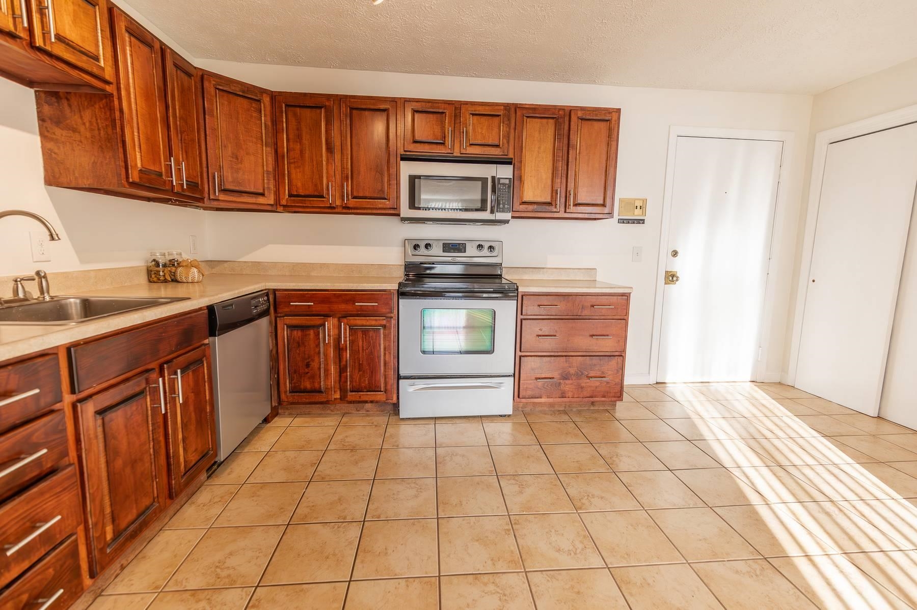 39 Old Hackett Hill Road, Unit 3F Manchester, NH 03102 - Photo 3 of 22