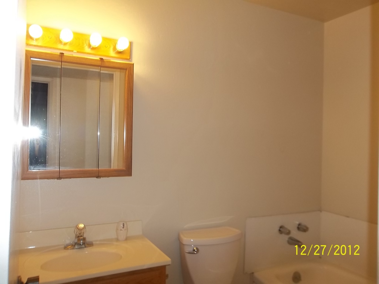 19366 Spring Gulch Road Anderson, CA 96007 - Photo 13 of 14 Hall bath, tub only.