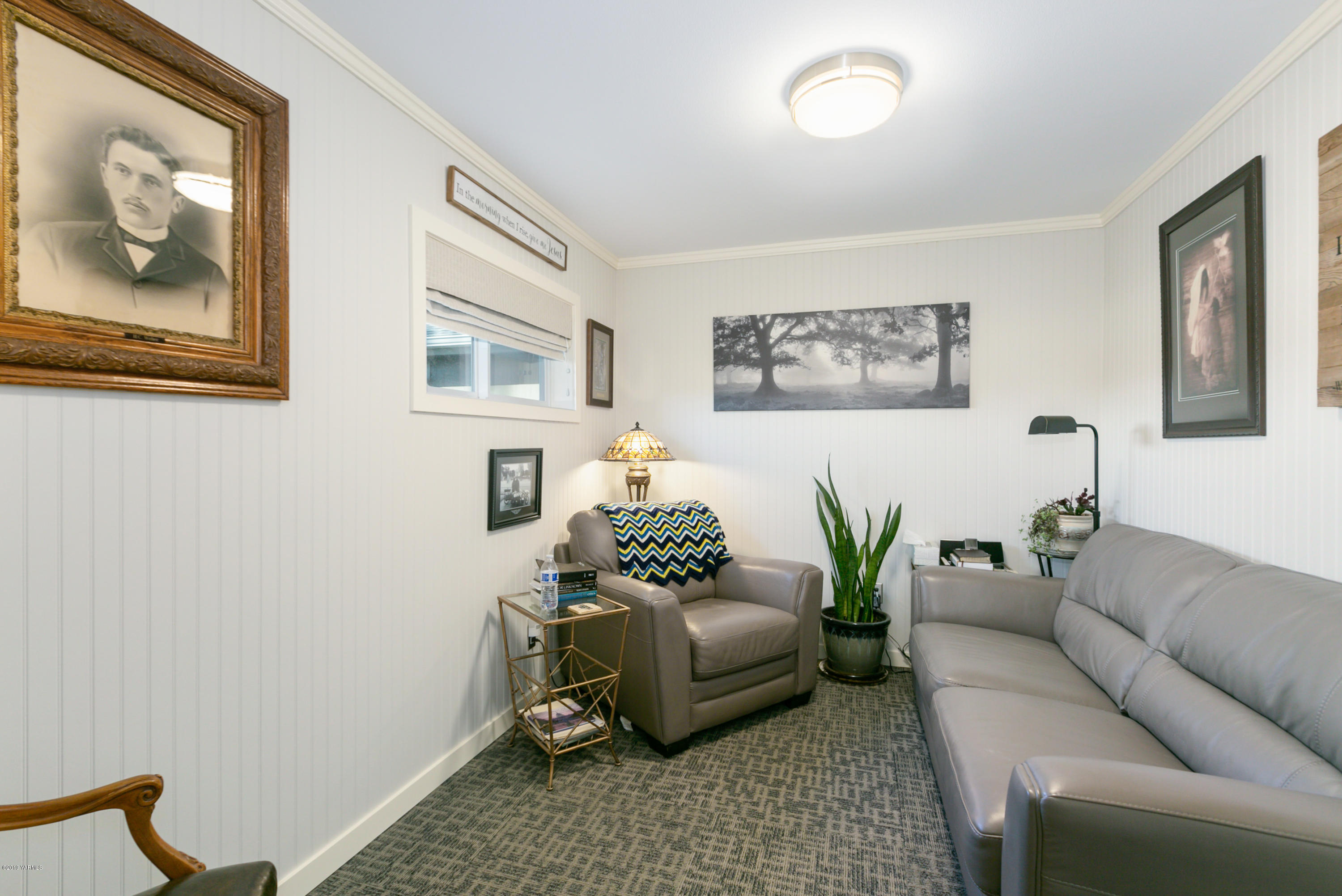 250 Rudd Road Tieton, WA 98947 - Photo 17 of 29 a living room with furniture and a potted plant