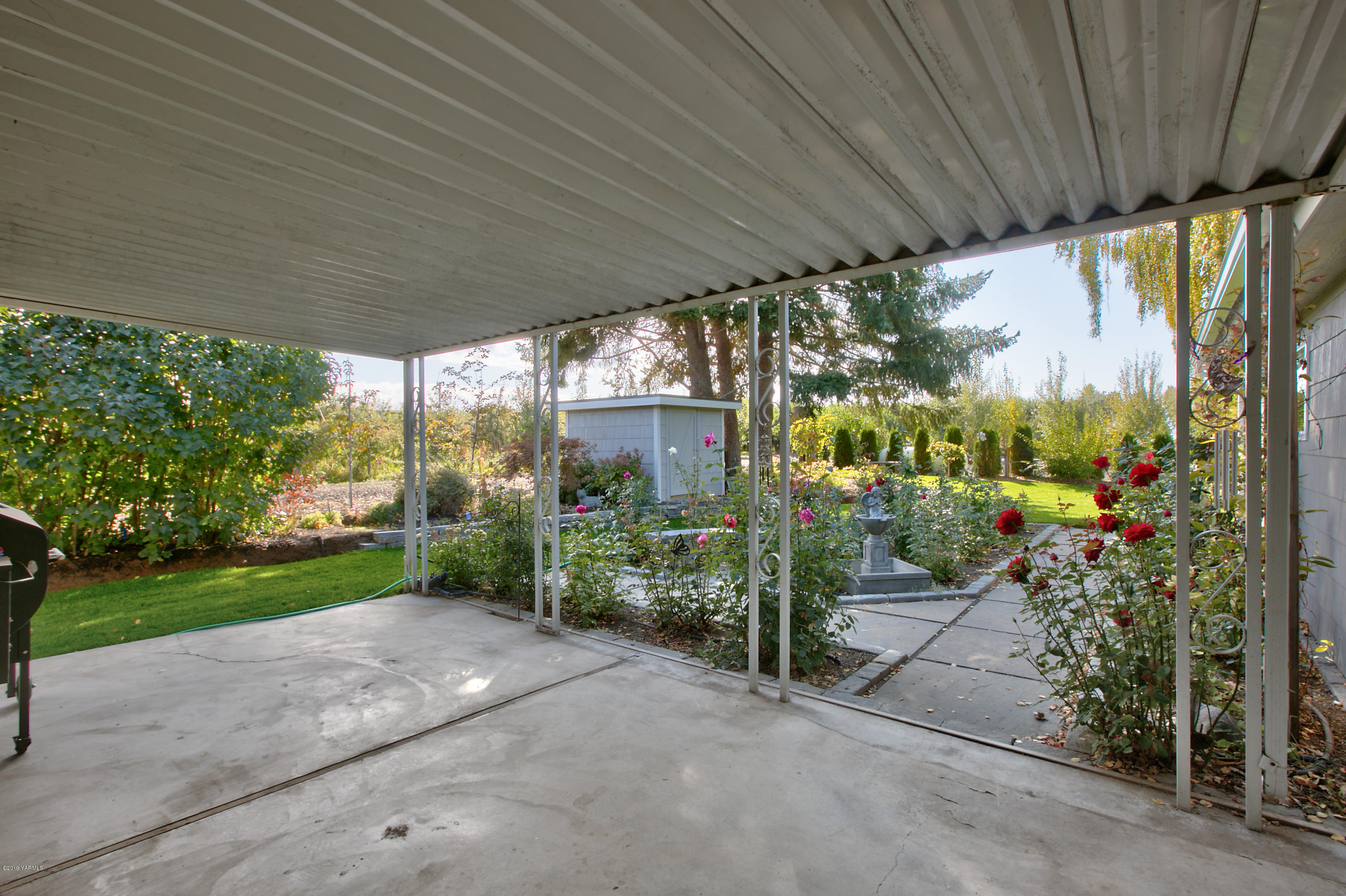 250 Rudd Road Tieton, WA 98947 - Photo 19 of 29 a view of a porch with garden