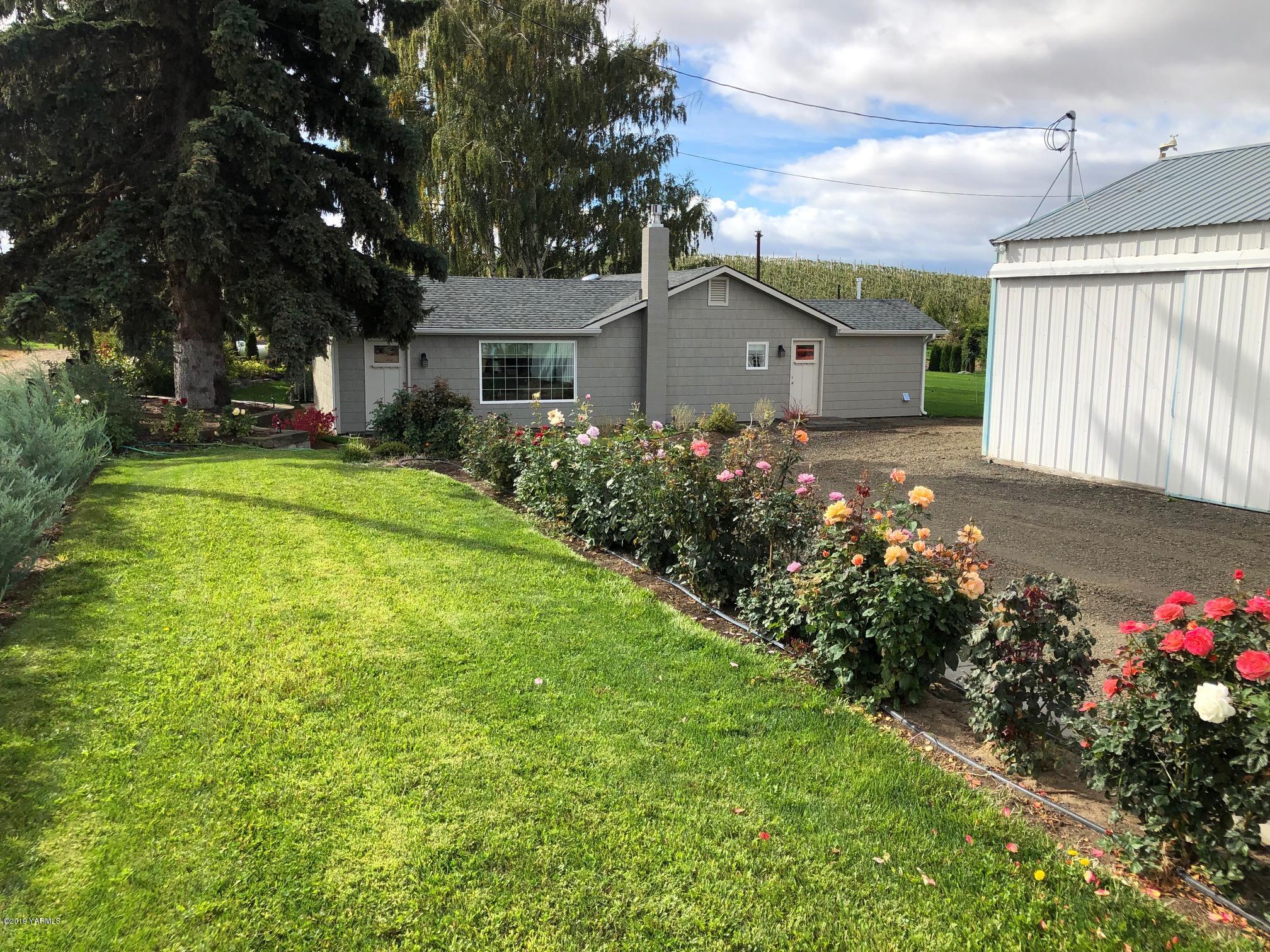 250 Rudd Road Tieton, WA 98947 - Photo 22 of 29 a front view of house with a garden