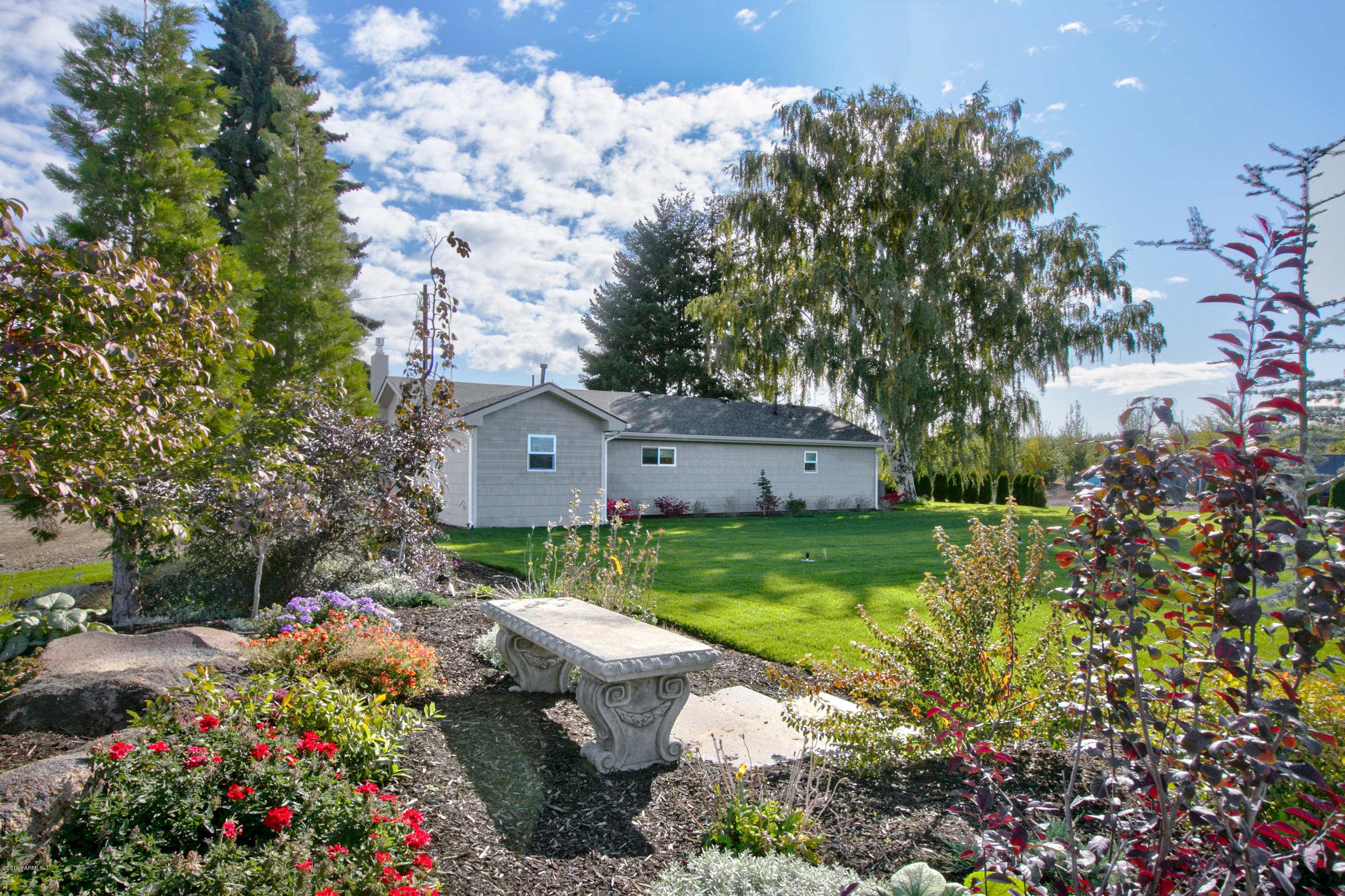 250 Rudd Road Tieton, WA 98947 - Photo 5 of 29 a backyard of a house with lots of green space and garden view