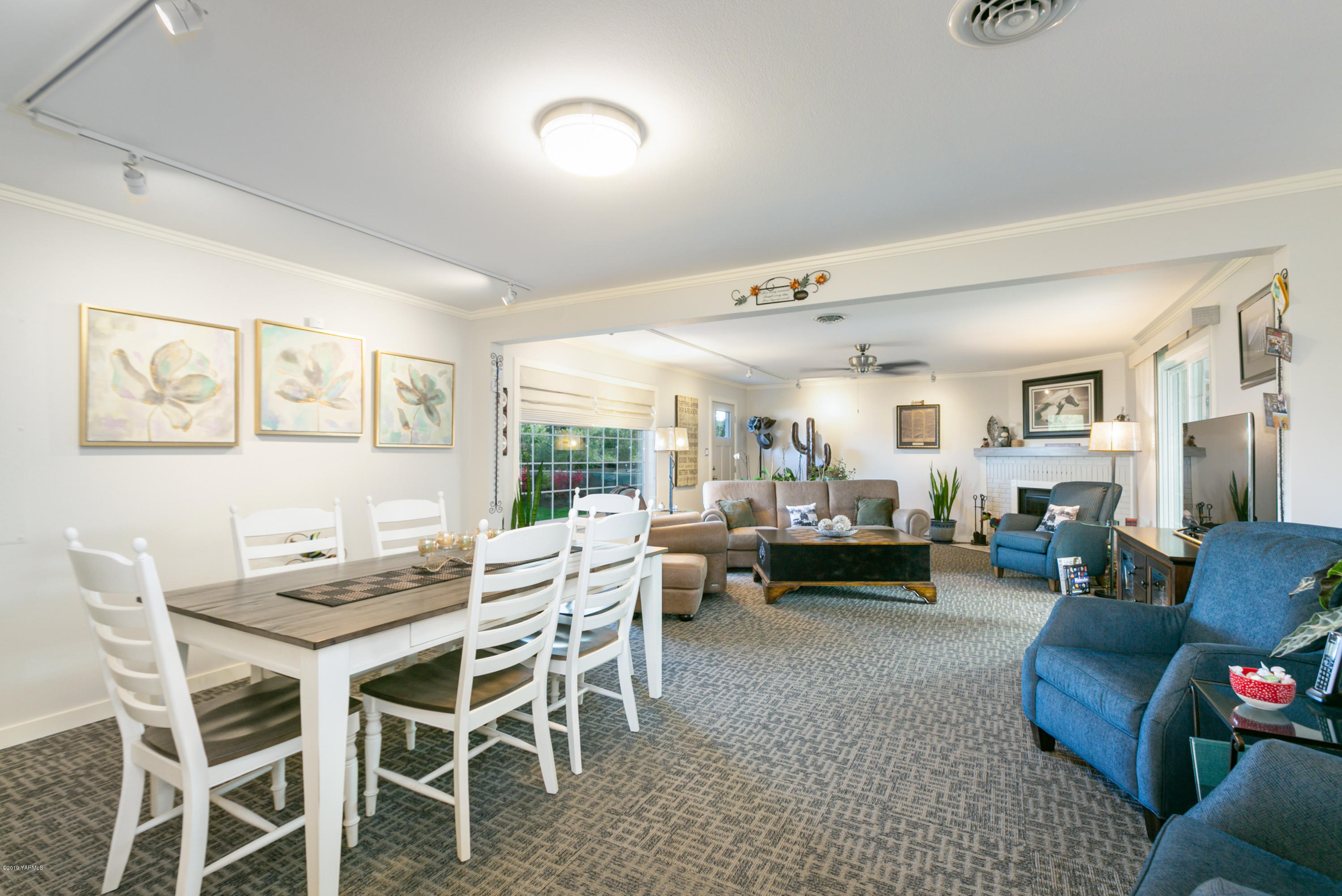 250 Rudd Road Tieton, WA 98947 - Photo 9 of 29 a view of a livingroom with furniture and a livingroom