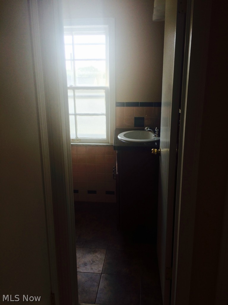 4033 Stilmore Road Cleveland, OH 44121 - Photo 13 of 15