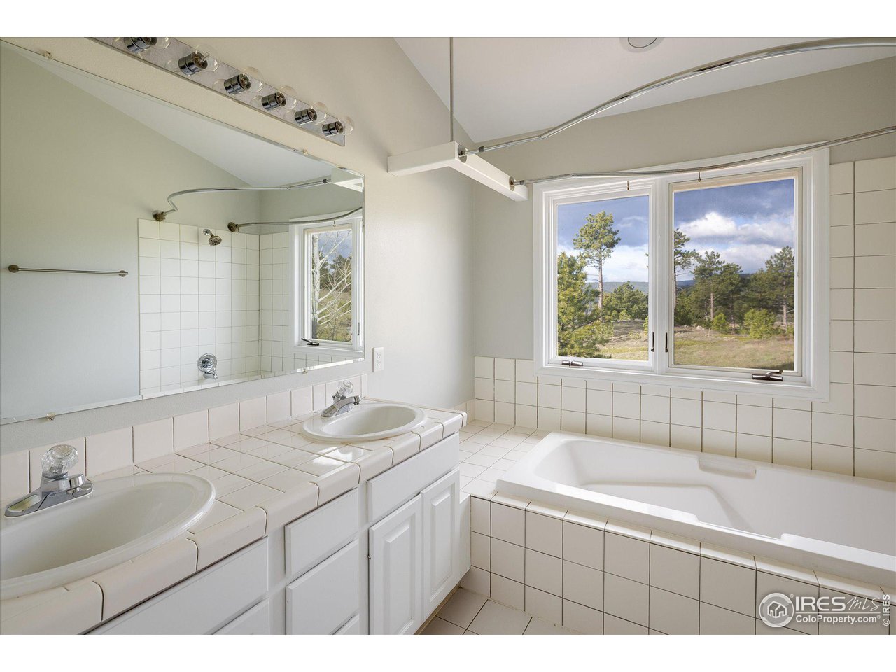 1635 Lost Angel Road Boulder, CO 80302 - Photo 21 of 37 primary bathroom