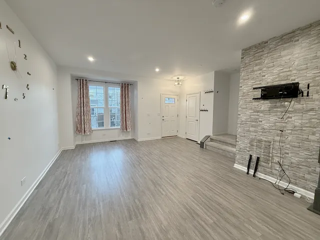 $3,400 | 45 Nicholas Drive West, Des Plaines, IL 60016