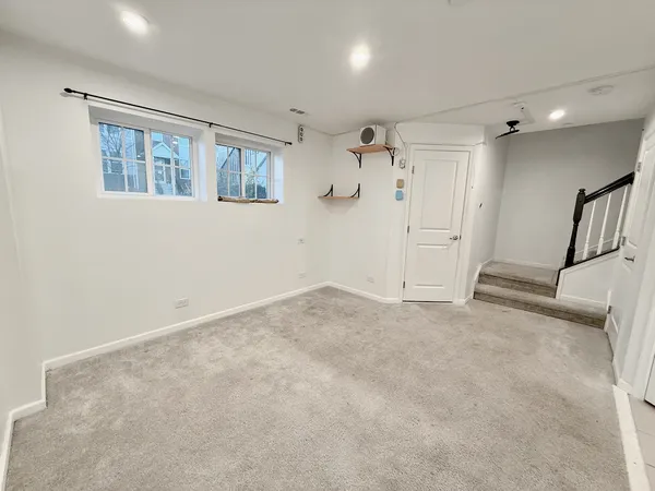 a view of empty room with windows and closet