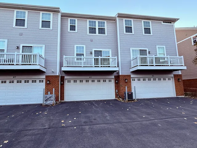 $3,400 | 45 Nicholas Drive West, Des Plaines, IL 60016