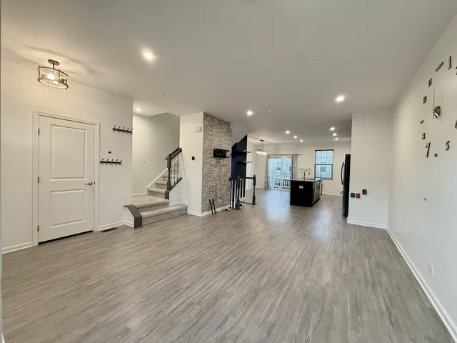 $3,400 | 45 Nicholas Drive West, Des Plaines, IL 60016