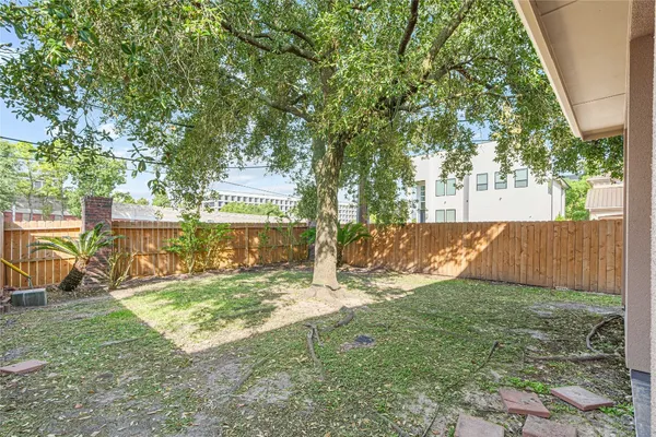 $4,000 | 112 White Drive, Bellaire, TX 77401