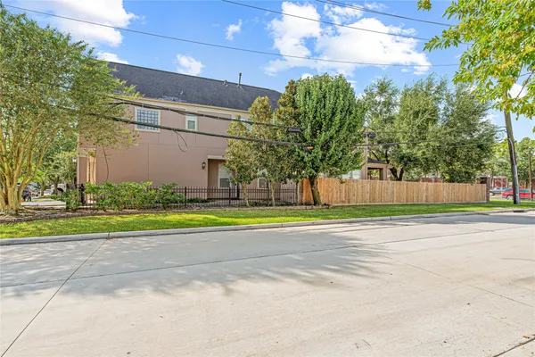 $3,900 | 112 White Drive, Bellaire, TX 77401