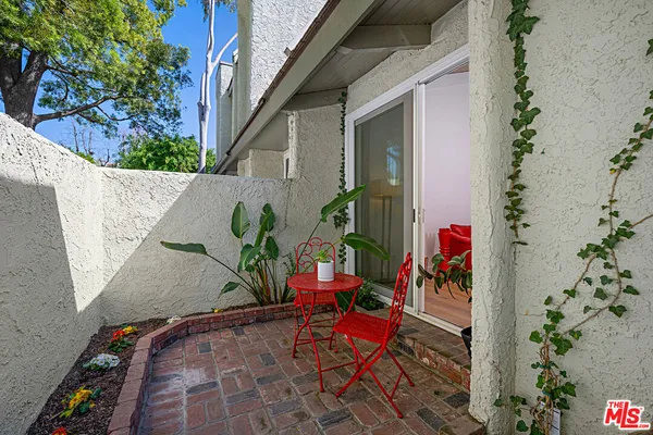 $890,000 | 11824 Moorpark Street, Unit F, Studio City, CA 91604