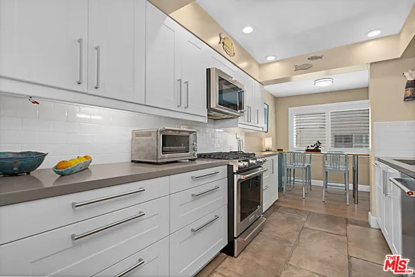 $890,000 | 11824 Moorpark Street, Unit F, Studio City, CA 91604