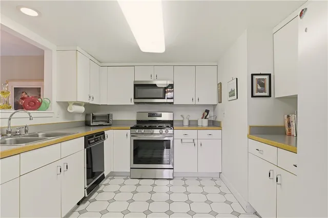 $525,000 | 41 Lawton Brook Lane, Portsmouth, RI 02871