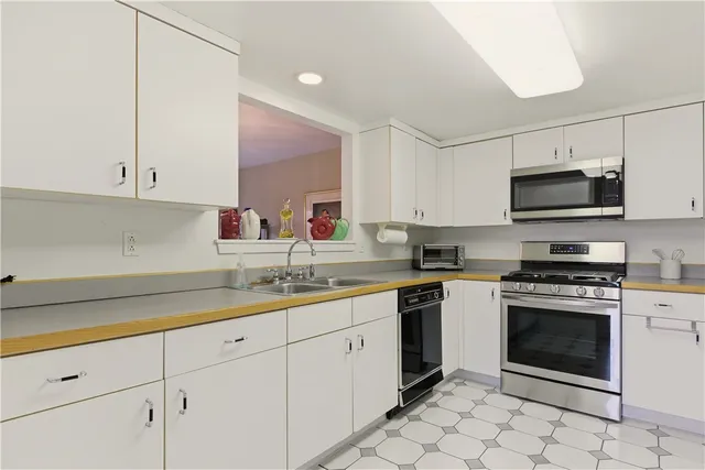 $525,000 | 41 Lawton Brook Lane, Portsmouth, RI 02871