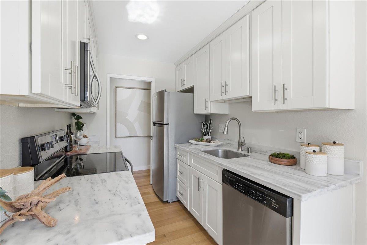 280 Easy Street, Unit 307 Mountain View, CA 94043 - Photo 15 of 30 a kitchen with a sink stove and refrigerator