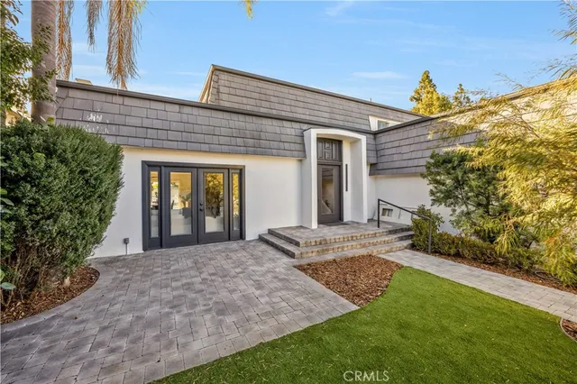a view of a house with backyard and garden