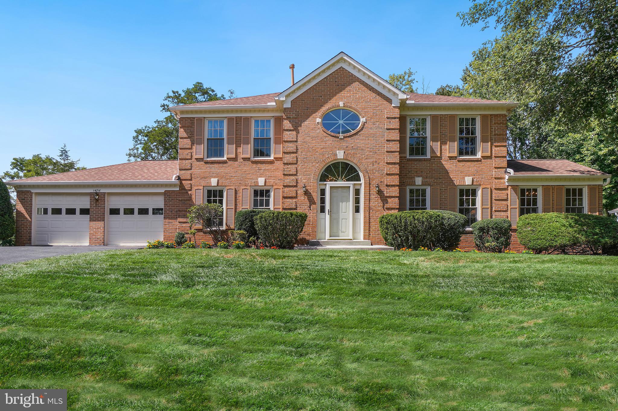Exquisite & Turnkey Halle Colonial in Naples Manor
