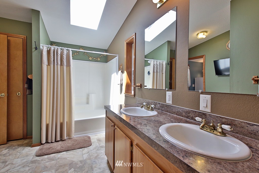4954 Bounty Loop Freeland, WA 98249 - Photo 4 of 24 Gallery Image 4