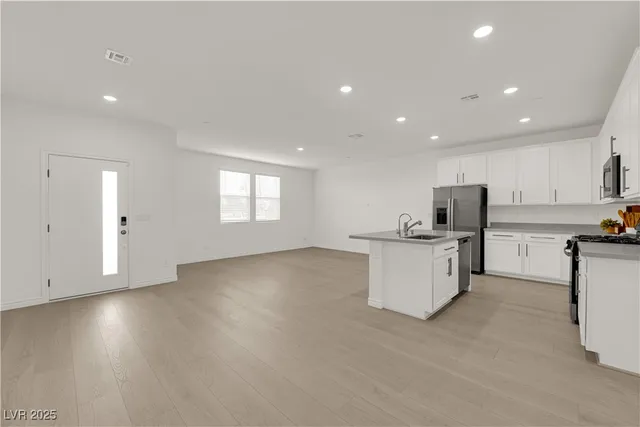 $2,050 | 334 Laurel Peak Drive, Henderson, NV 89015