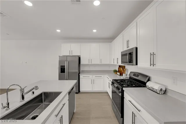 $2,050 | 334 Laurel Peak Drive, Henderson, NV 89015