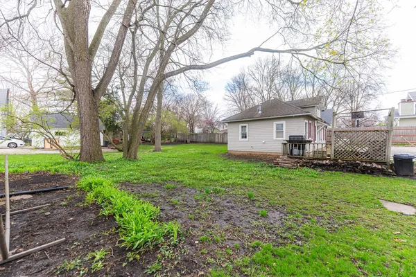 a view of a house with backyard and garden