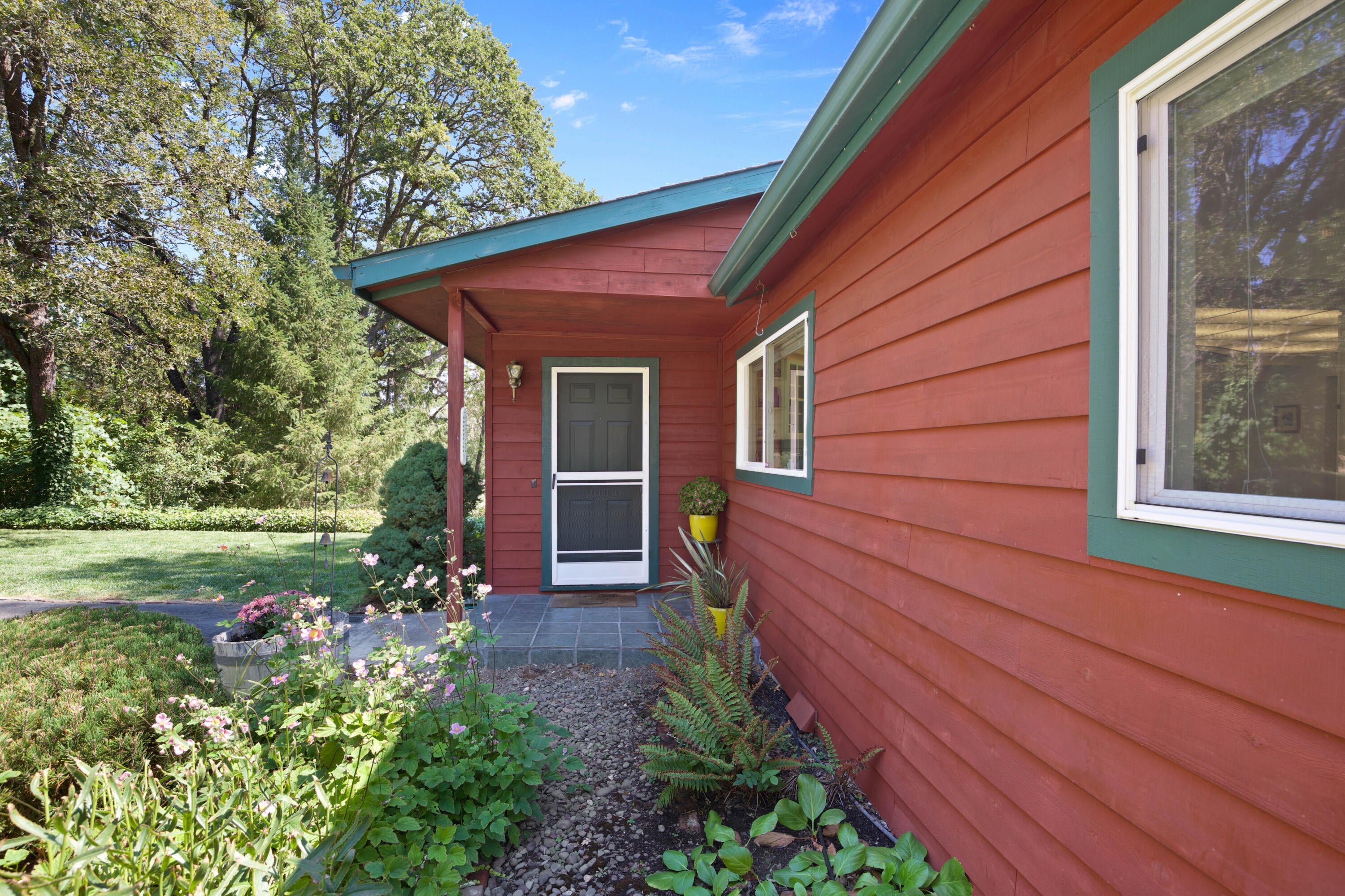 3808 Andrews Road Medford, OR 97501 - Photo 12 of 32 Front Door_CU9A6159