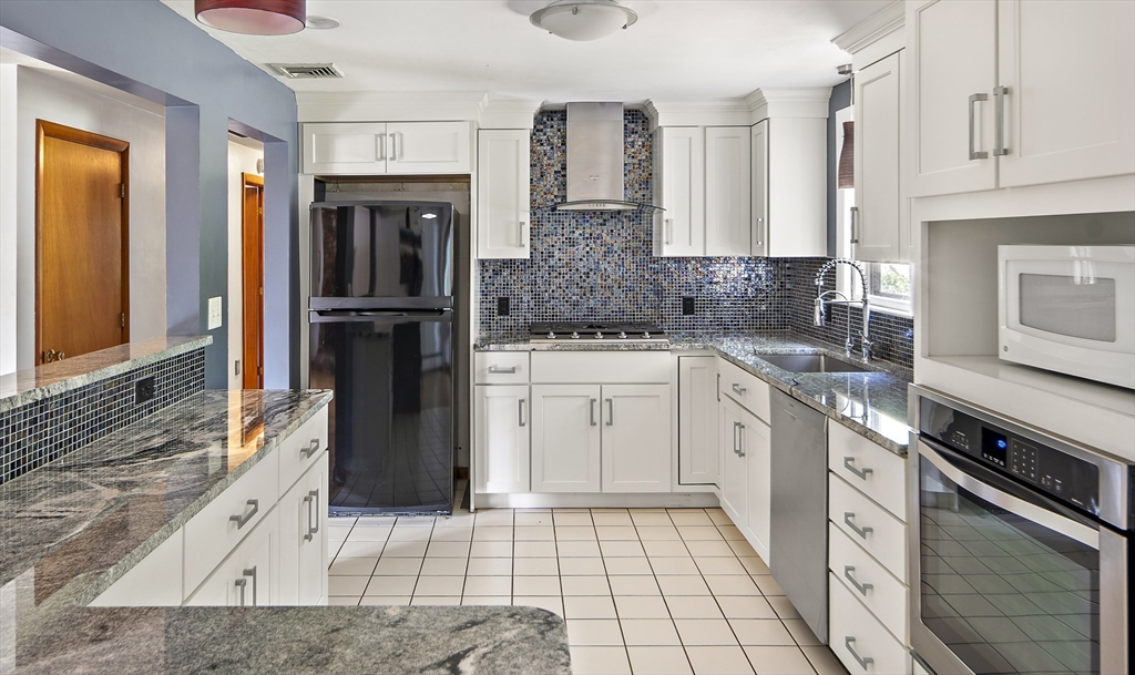 17 Daniel Drive Burlington, MA 01803 - Photo 9 of 33