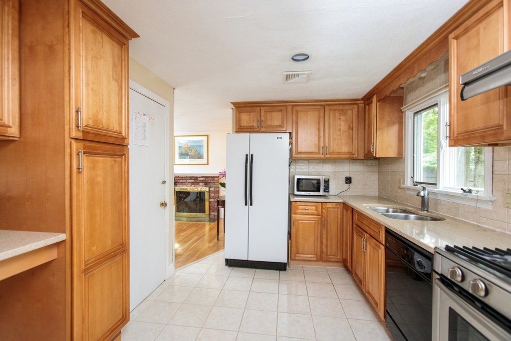 29 Pinewood Road Wellesley, MA 02482 - Photo 11 of 19