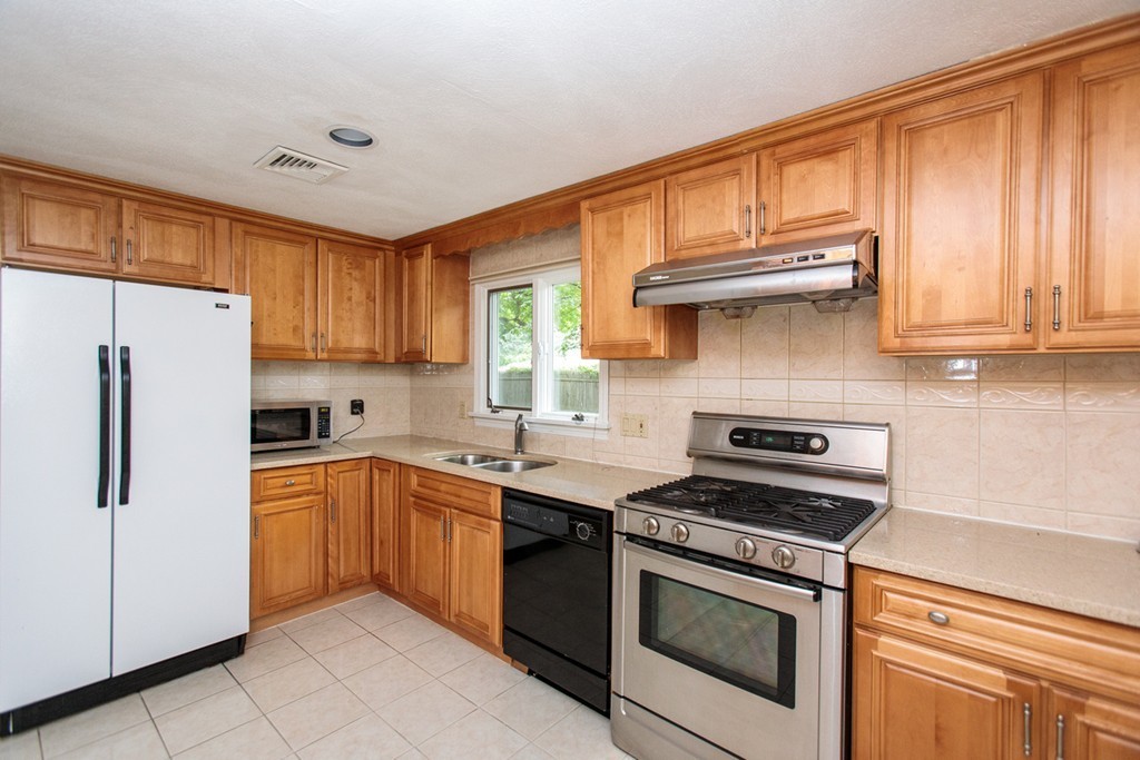 29 Pinewood Road Wellesley, MA 02482 - Photo 10 of 19