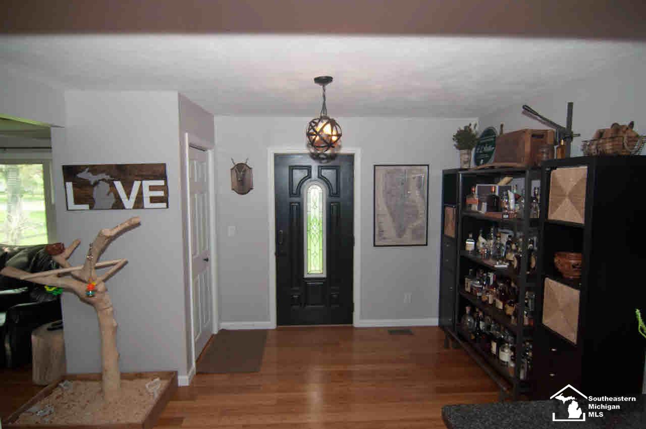 279 Lasalle Road Monroe, MI 48162 - Photo 10 of 33 Entry