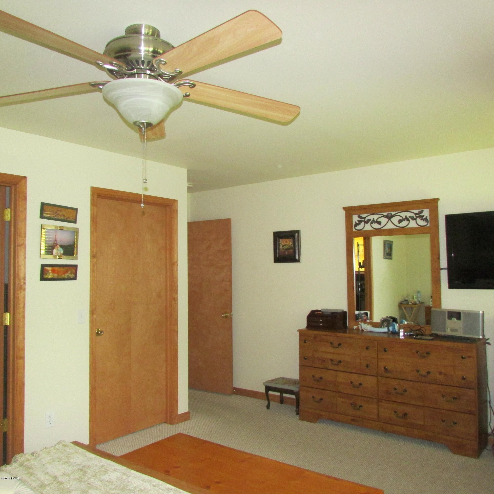 2140 Oaktree Lane Bushkill, PA 18324 - Photo 12 of 27