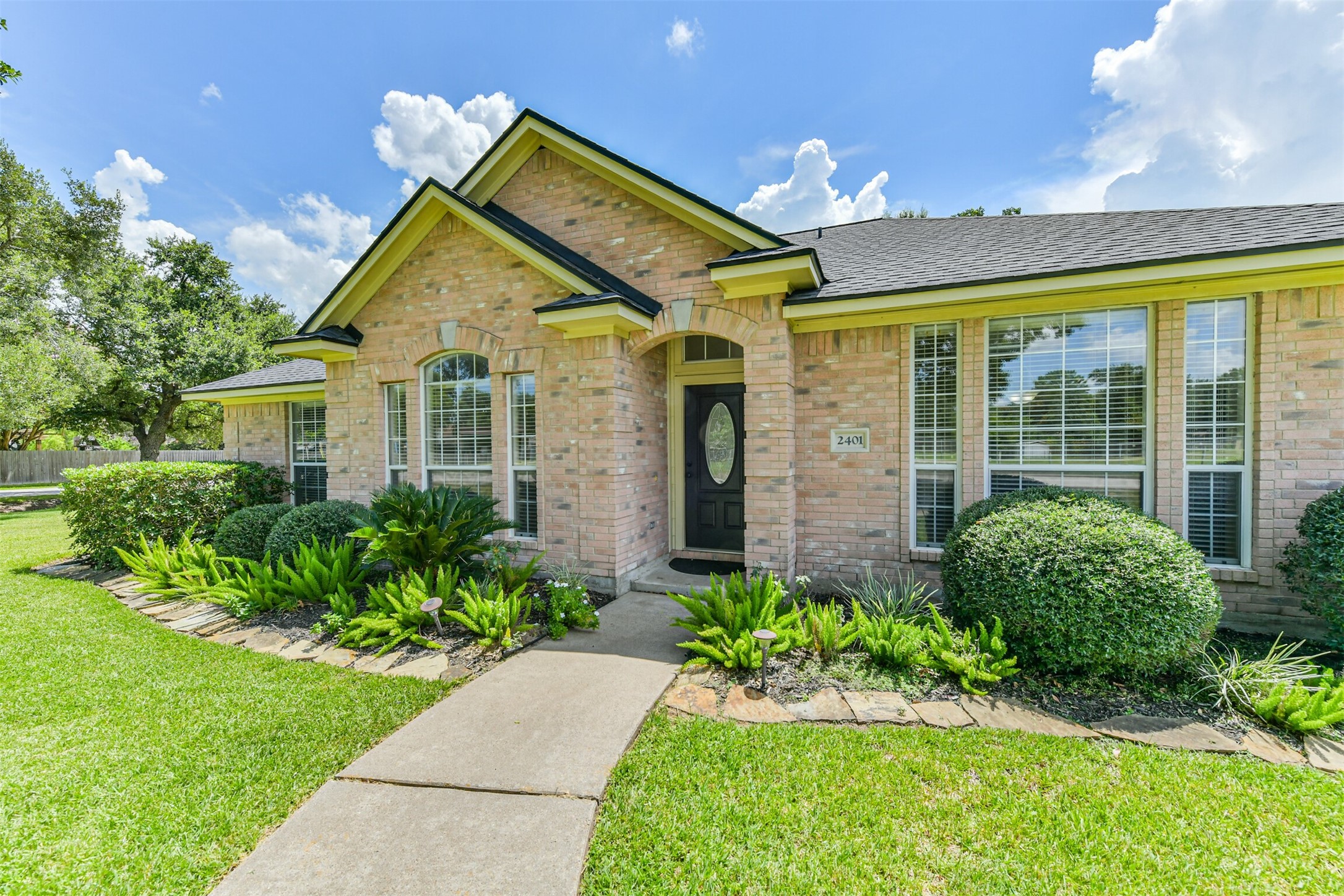 2401 Woody Road Pearland, TX 77581 - Photo 2 of 31