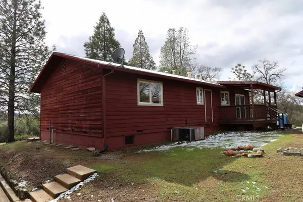 a view of a house with backyard and porch
