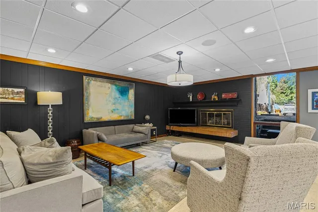 $425,000 | 25 Logan Road, Alton, IL 62002