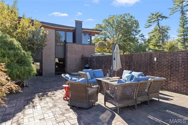 $425,000 | 25 Logan Road, Alton, IL 62002