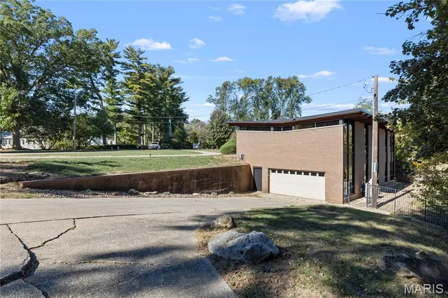 $425,000 | 25 Logan Road, Alton, IL 62002