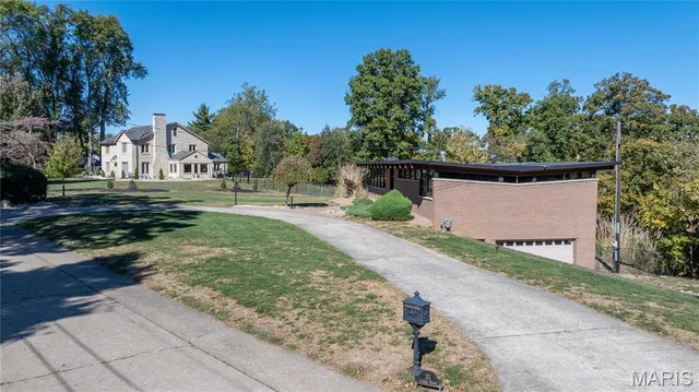 $425,000 | 25 Logan Road, Alton, IL 62002
