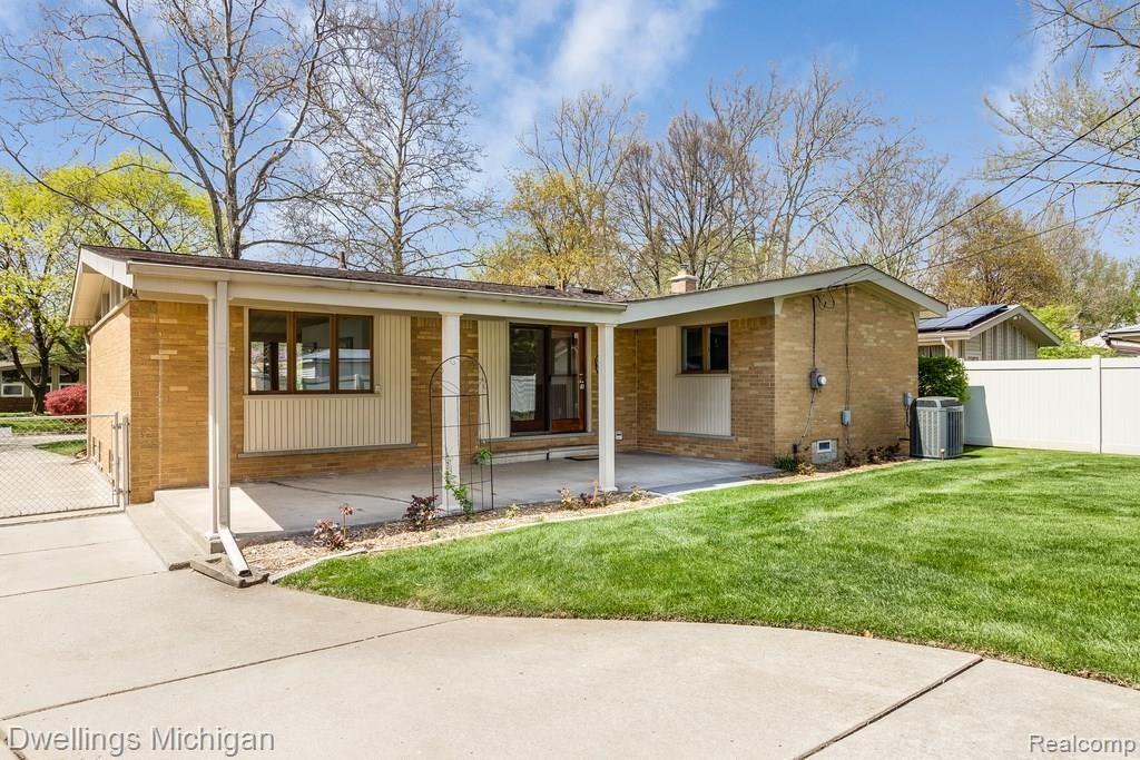 17148 Rougeway Street Livonia, MI 48152 - Photo 33 of 35 _MG_0205.jpg