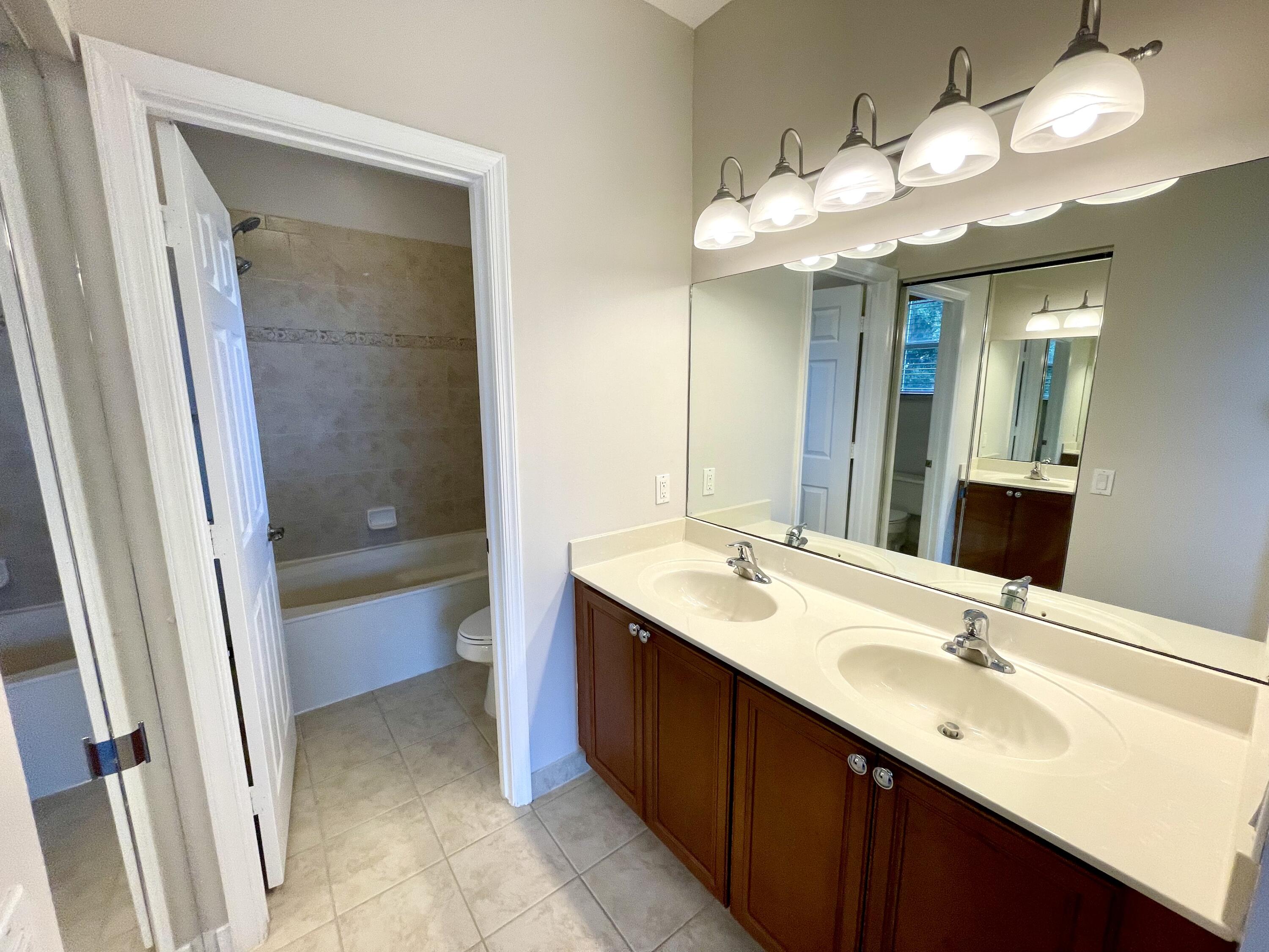 3043 Laurel Ridge Circle Riviera Beach, FL 33404 - Photo 21 of 35 DOUBLE SINK