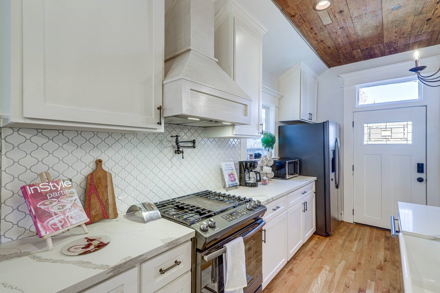 1406 Edwards Street Houston, TX 77007 - Photo 12 of 36 Kitchen