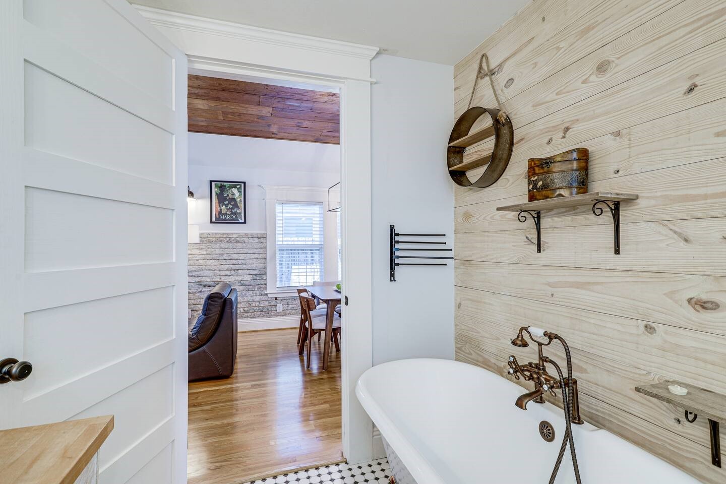 1406 Edwards Street Houston, TX 77007 - Photo 21 of 36 Primary bathroom